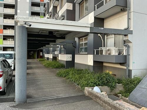 テレパレス船橋三咲Ａ棟2階 エントランスアプローチ　※2025年9月撮影