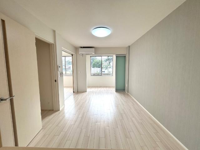 Ｓｍｉｌｅ　ｖｉｌｌａ（スマイル　ヴィラ）203号室 リビング