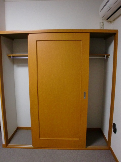 レオパレスハウゼブリューヘン209号室 衣類がたくさん掛けられます