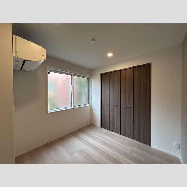 セレスティア西綾瀬103号室 洋室