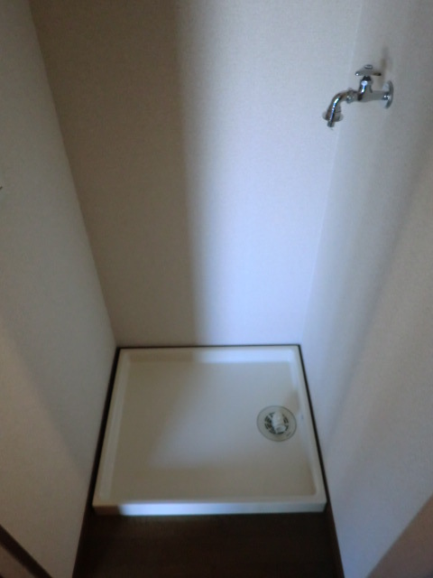 ロンウェル菊名　Ａ棟A103号室 洗濯機置場は１Fです。