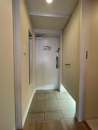 クロスレジデンス白金高輪 玄関　※2022年4月撮影