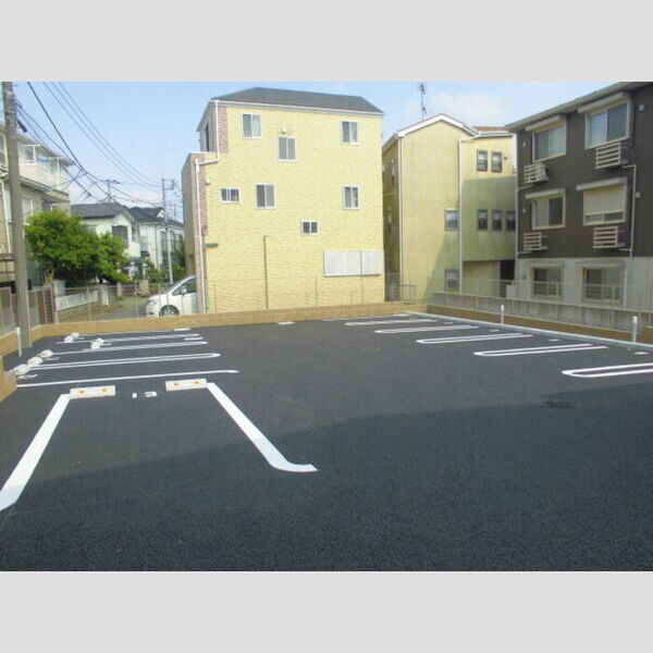 クリスタ　B 駐車場