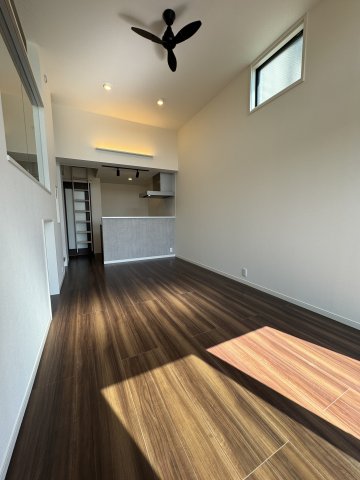 Ｒｉｃｈｅｓｓｅ　Ｙｏｋｏｈａｍａ0103号室 リビング