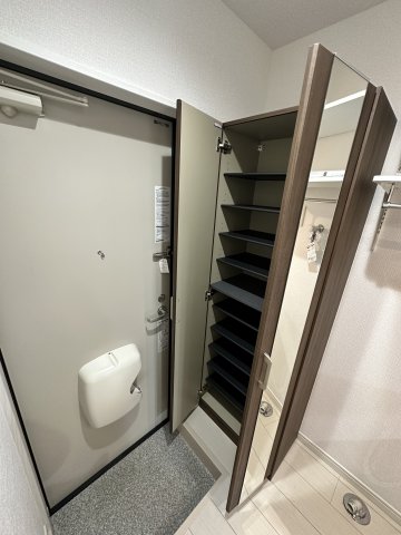 ベイルーム横浜上星川103号室 シューズボックスは高さ可動式の大容量サイズとなっており女性にもおススメです♪