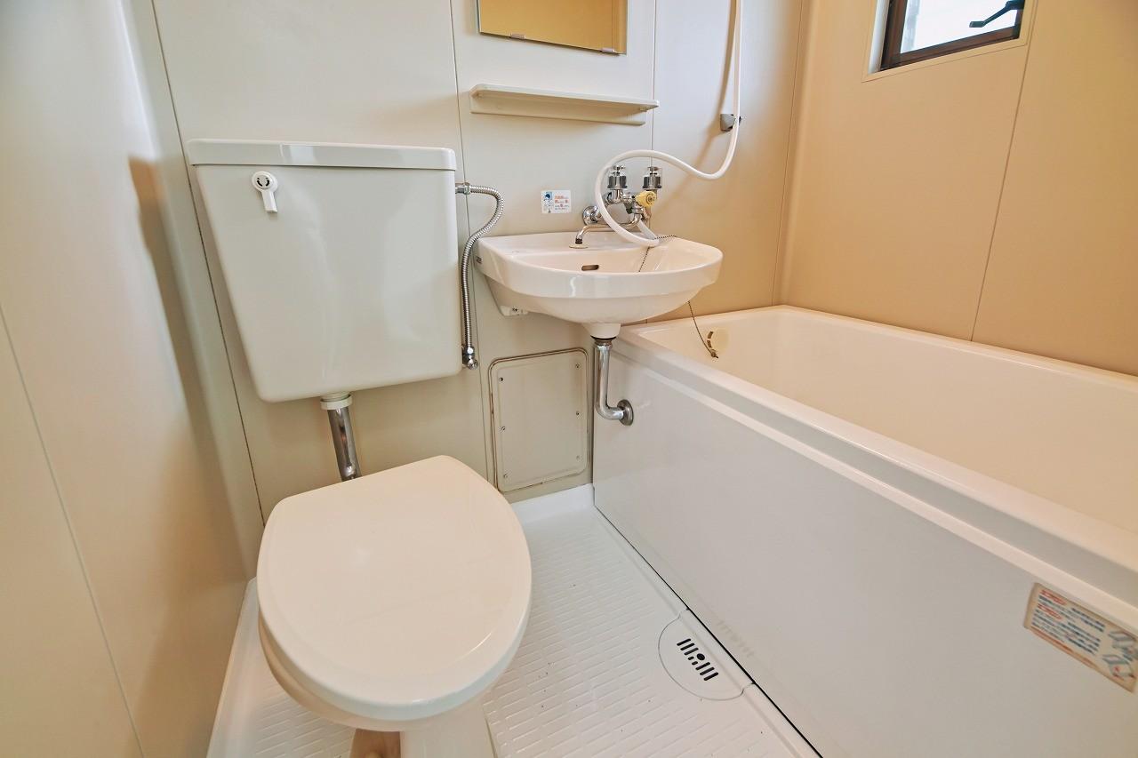 ドリームコーポ102号室 小窓付きで明るいバス・トイレ