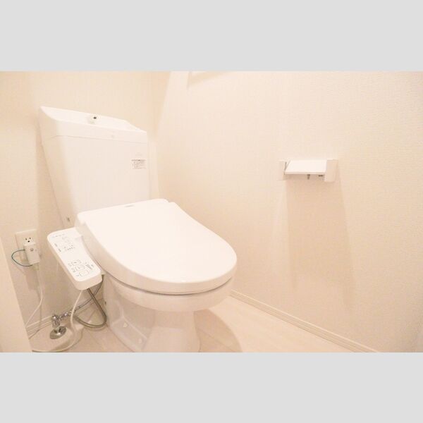 レジデンスマルニ102号室 温水洗浄暖房便座