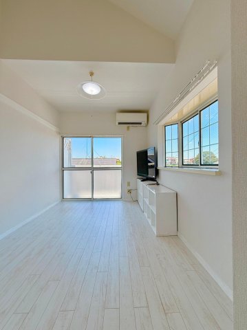 パレス井土ヶ谷201号室 角部屋で2面窓なので、非常に明るいお部屋です