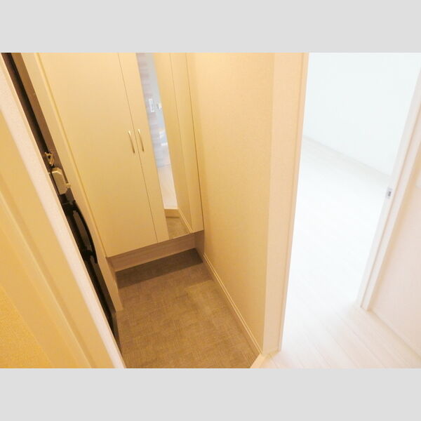 Lumiere101号室 玄関ポーチ