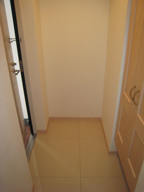 Ａｒｔ　Ｇａｒｄｅｎ　ＹＯＫＯＨＡＭＡ0109号室 玄関