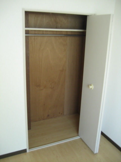 サンハイツ秋山0202号室 洋室２　収納　※別号室の参考写真です(現況優先・仕様違いの場合あり)