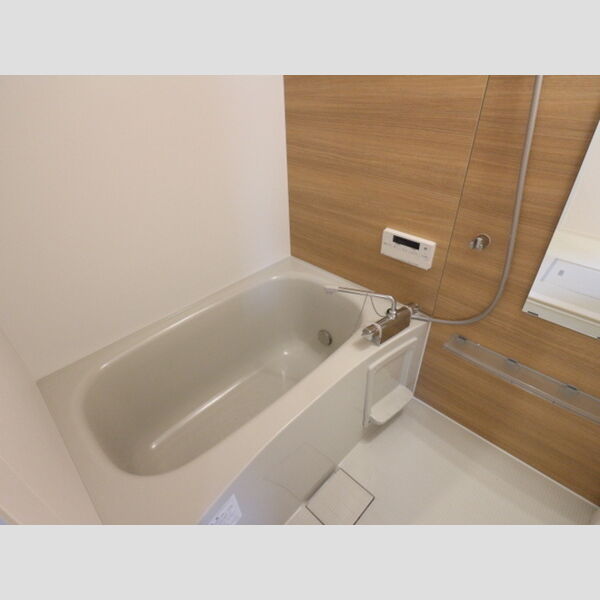 ファヴール301号室 追い焚き機能付の浴室
