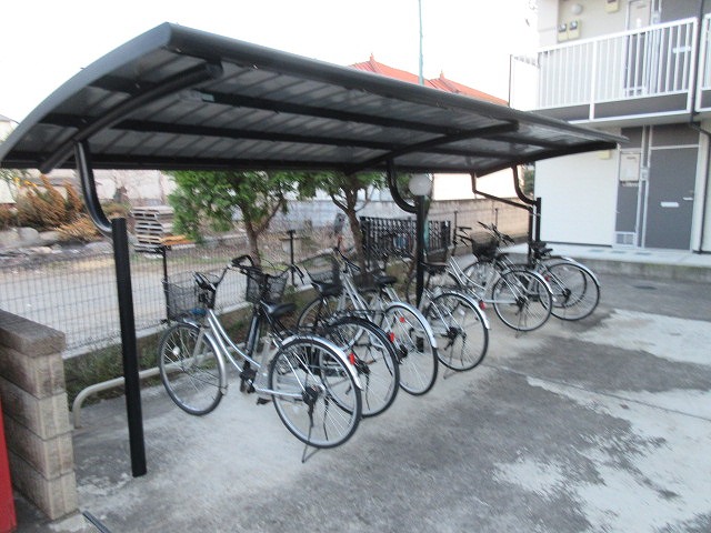 レオパレススカイ　タウンⅡ107号室 屋根付き駐輪場