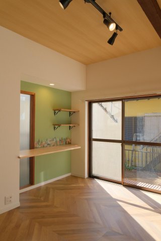 北欧andフレンチのデザイナーズリノベ戸建 リビングにはデスクスペース付