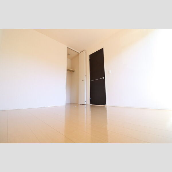 ロイヤルガーデン101号室 洋室