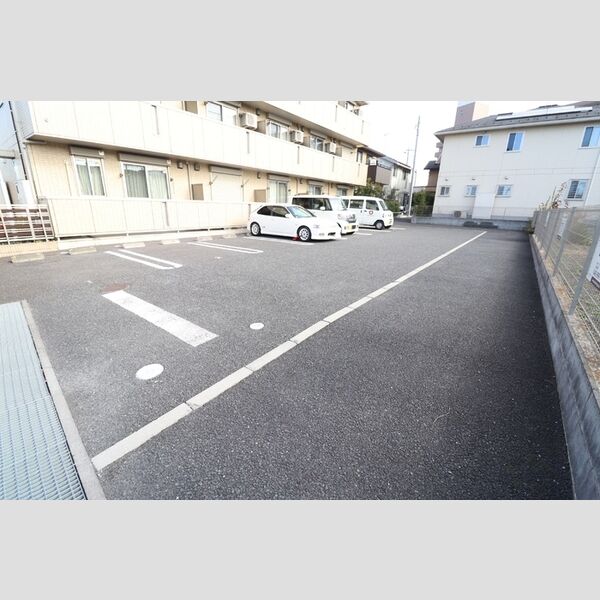ロイヤルヒル三郷206号室 駐車場
