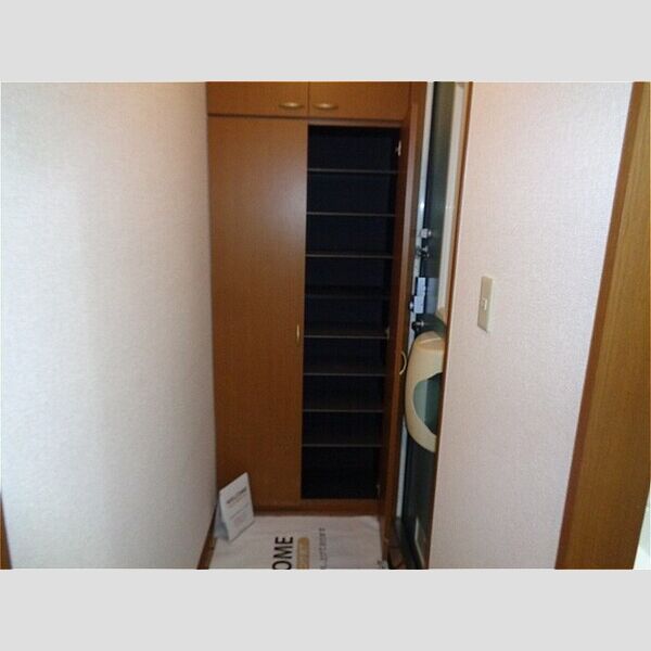 アルカイックシャトー　東館103号室 玄関