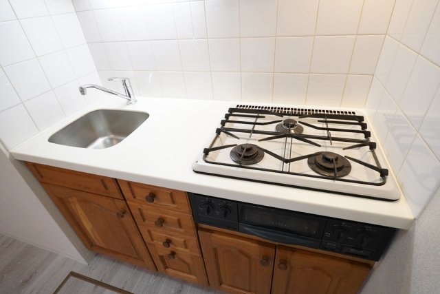 プラトー神宮前1階 システムキッチン（3口ガスコンロ・グリル付）