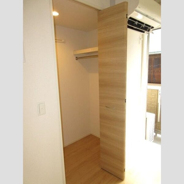 アンジュール坂下 洋室の収納