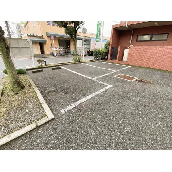 ジュネス北国分301号室 駐車場