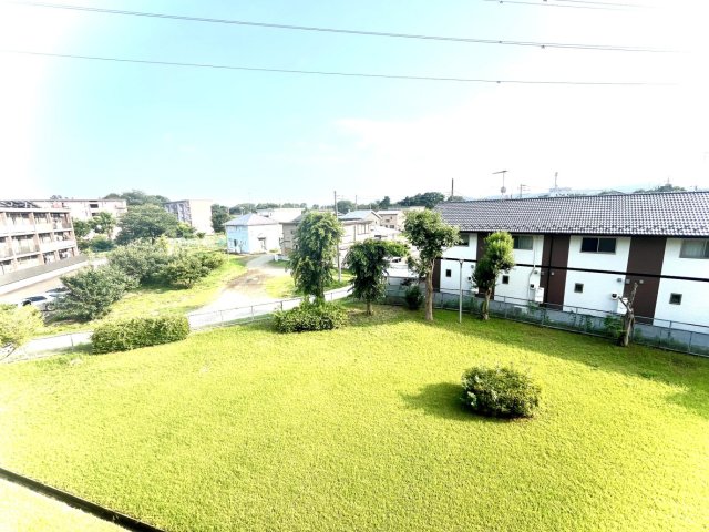 くずは台団地7号棟303号室 LDKから望む景色は緑の芝が印象的で気分も落ち着きます
