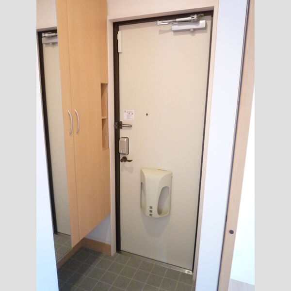 アヴェニール101号室 玄関