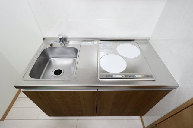 リタ王子神谷5階 システムキッチン（2口IHコンロ）