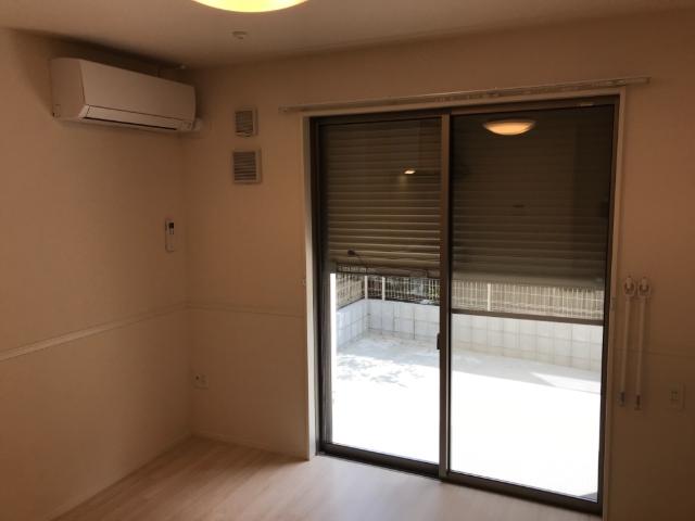 メゾン・ド・アイリス 窓シャッター