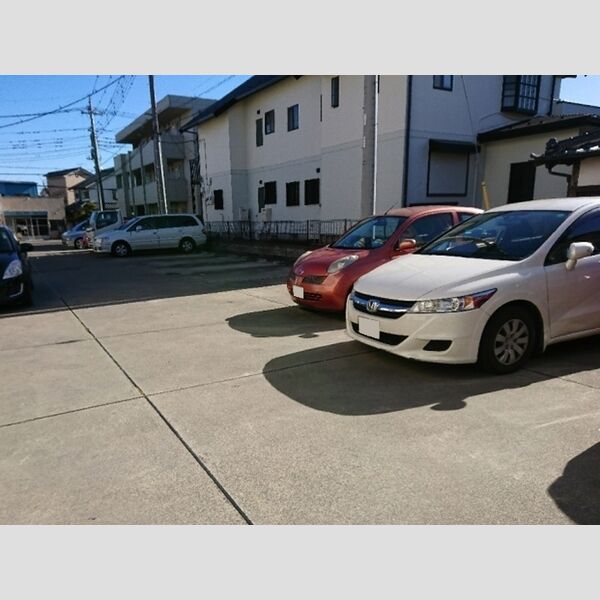 ラエティティア202号室 駐車場