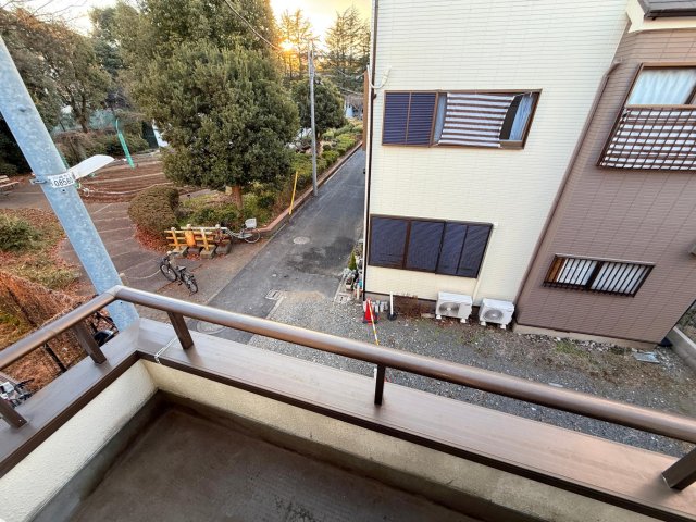 吹き抜け天井と広々LDKを備えたラグジュアリー住宅 陽当たり良好の広々バルコニー、布団干しも洗濯物も余裕