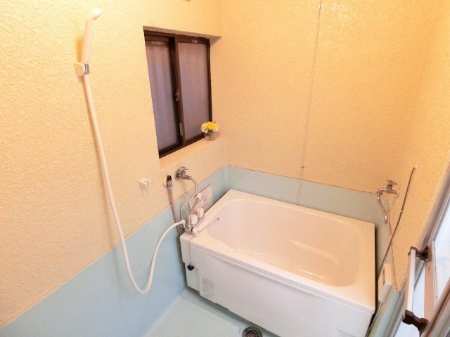 サンホワイト 新調した大型ユニットバスは洗い場があり、お風呂リモコン付き