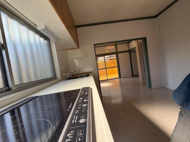 Deck House Yotsuya-Machi キッチンは新設で豪華なIHクッキングヒーターです！火事も安心
