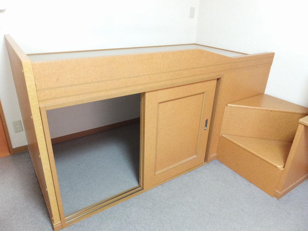 レオパレス水際邸 大容量の収納スペース付きベットです。