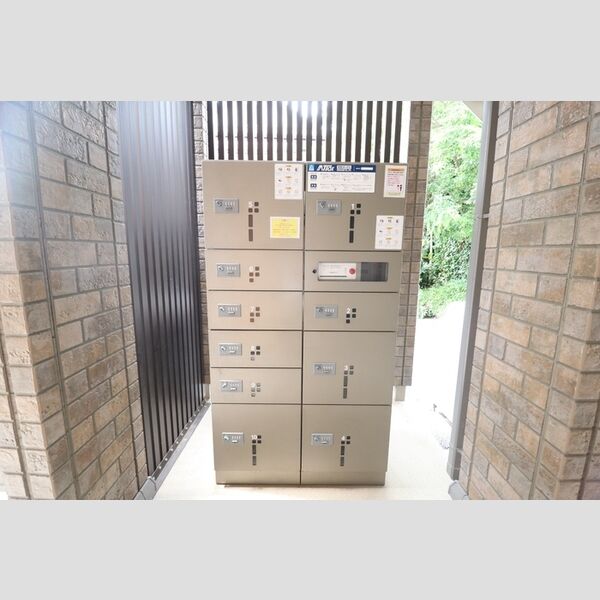 リトルアイランドⅢ203号室 宅配ボックス