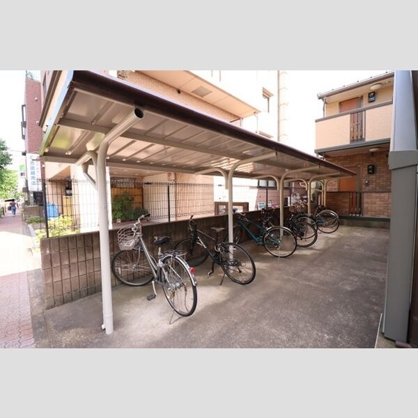 メイフラット203号室 屋根付自転車駐輪場