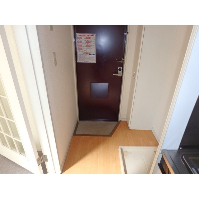 レオパレスアムール201号室 玄関