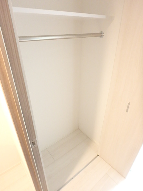 グランド・ガーラ横浜新子安10階 便利な収納スペースです