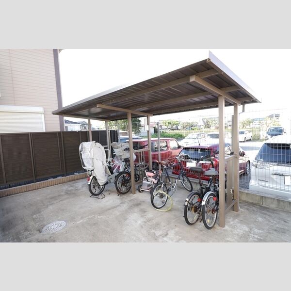 レムロード・M 駐輪場