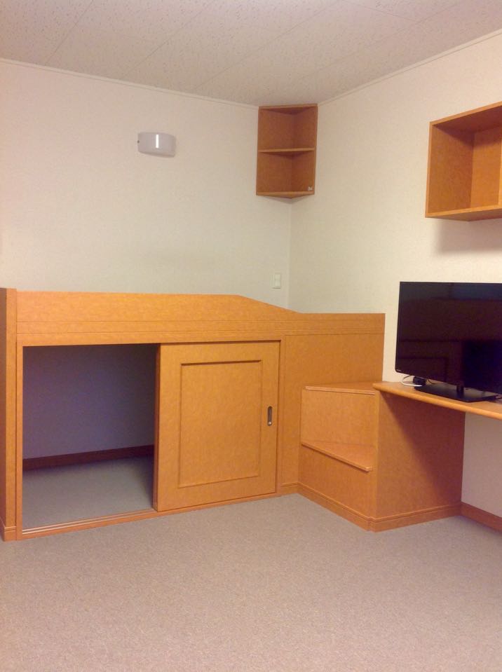 レオパレスジュネスＫ ベッドの収納でお部屋も広々！