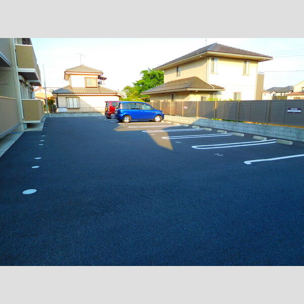 Est Village103号室 駐車場