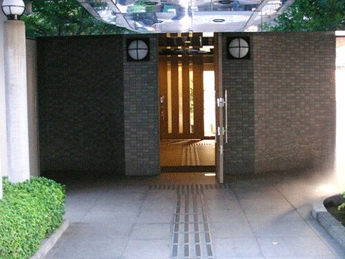 ラシュレ三鷹 エントランス別角度　※前回募集時2011年11月の写真