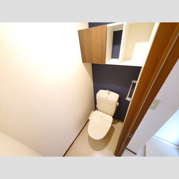 Tサクセッソ 一面アクセントクロス施工と棚キャビネット設置しました!