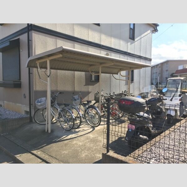 クレスト平山203号室 屋根付き駐輪場