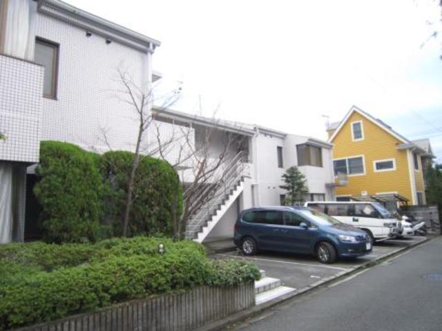 カーサ湘南 通路側は駐車場です。