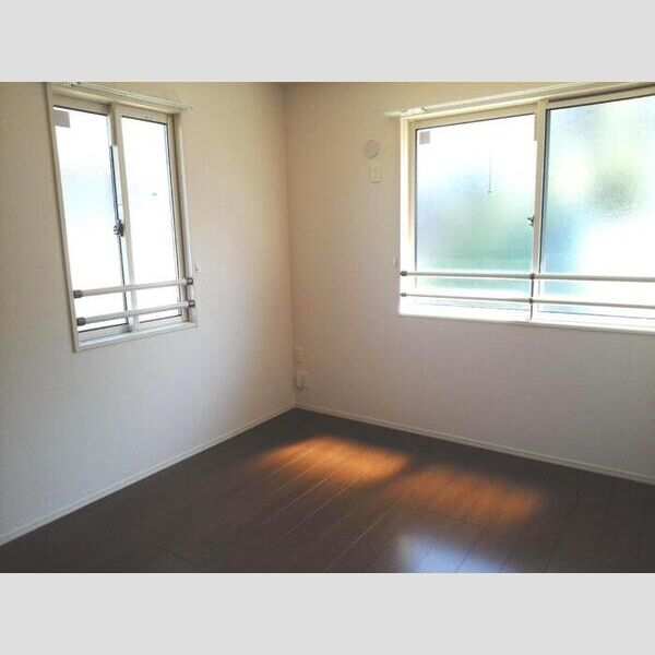 フローラ201号室 光の差し込む明るい洋室!
