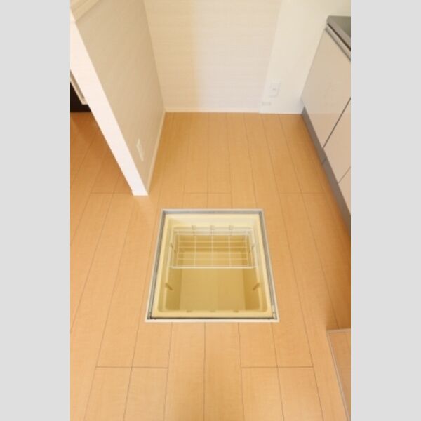 クレストパーク　D101号室 床下収納