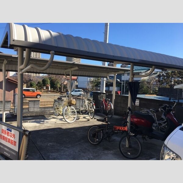 フローラ107号室 屋根付駐輪場