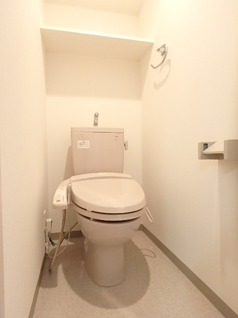 グランド・ガーラ横濱万世町9階 シャワー付トイレ/上部に棚あり