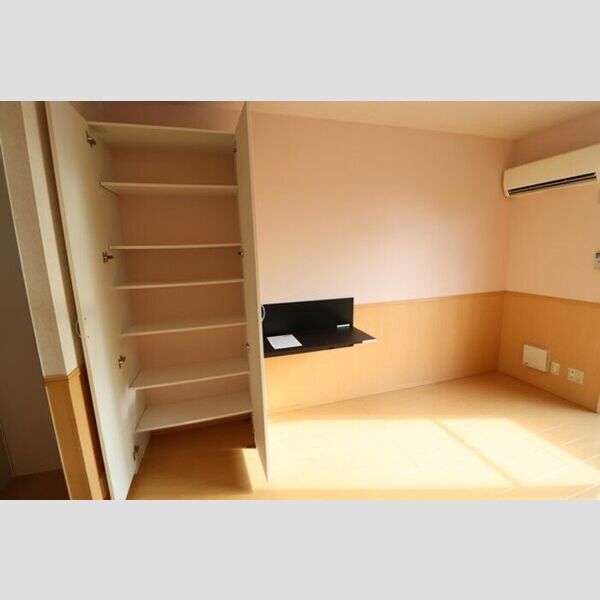 メルベーユ　C102号室 収納、ワークデスク