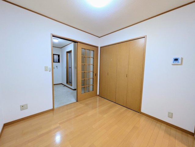 コーポKⅡ102号室 洋室から玄関側を見たところ